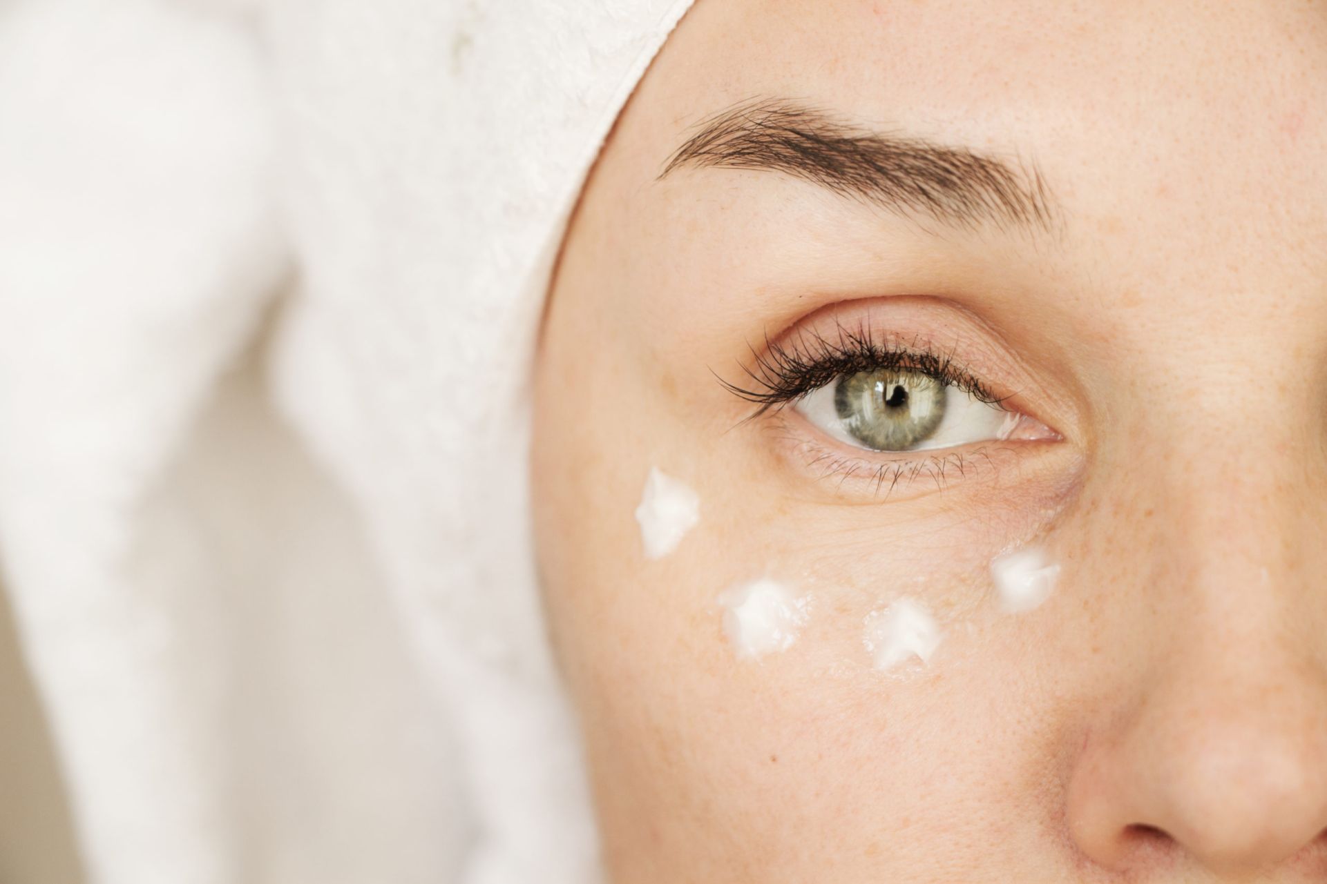 Home Aplicación de crema facial